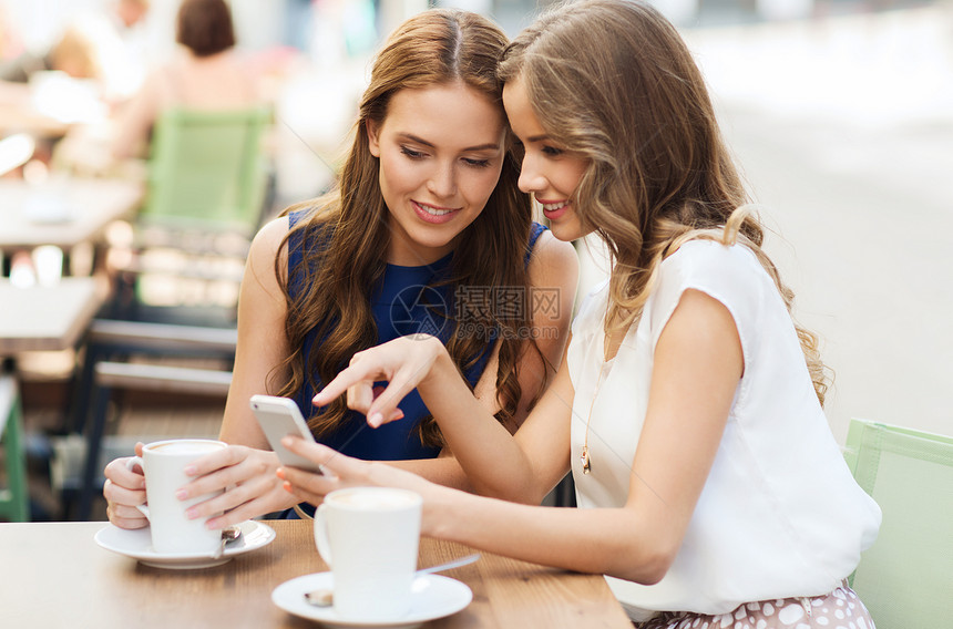 技术,生活方式,友谊人的快乐的轻妇女十几岁的女孩户外咖啡馆用智能手机咖啡杯图片