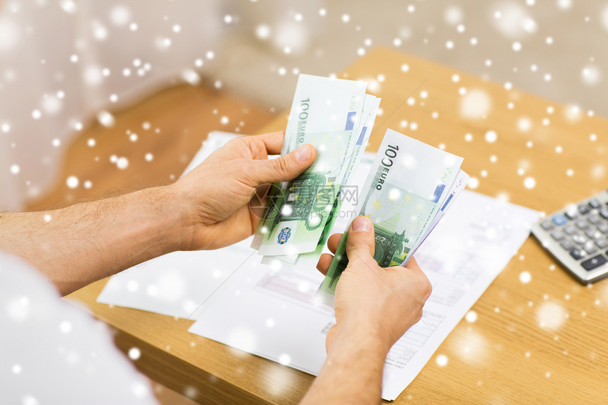 储蓄金融经济家庭密切的人的手数钱家里的雪效应图片