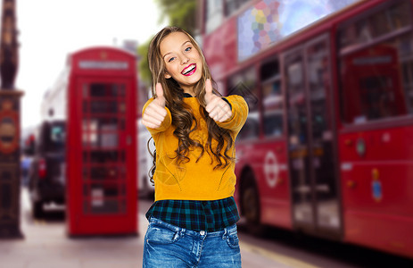 人们,手势,旅游,旅游快乐的轻妇女少女穿着休闲服,伦敦城市街道背景上竖大拇指图片