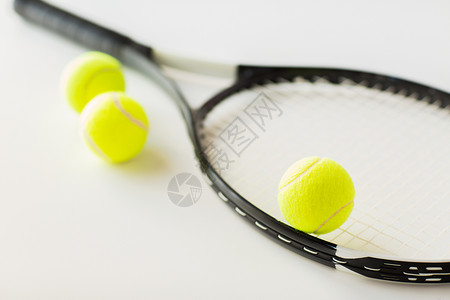 运动,健身,健康的生活方式物体的近距离的网球拍与球背景图片