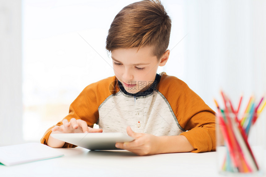 休闲,儿童,技术人的男孩与平板电脑家里图片