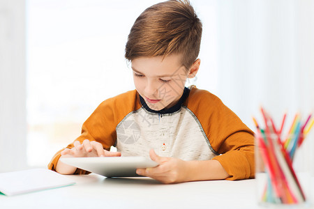休闲,儿童,技术人的男孩与平板电脑家里图片