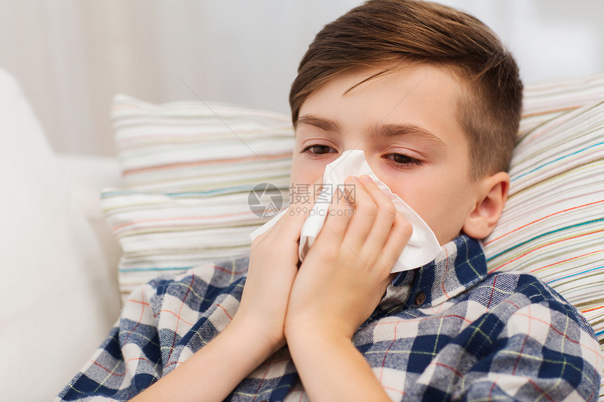童,医疗,鼻炎,人医学生病的男孩流感躺床上,家里鼻子图片