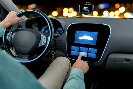 运输,现代技术人的近距离的人驾驶汽车,并指向汽车图标电脑屏幕上图片
