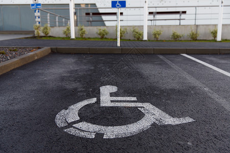 遵守交通法规交通法规公路代码户外残疾人汽车停车路标户外残疾人汽车停车路标背景