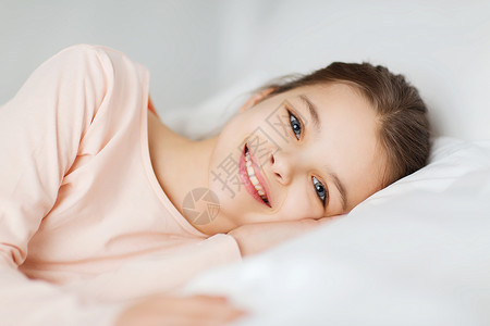 人,孩子,休息舒适的快乐的微笑女孩躺床上睡家里图片