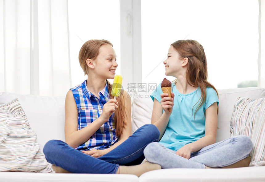 人孩子朋友友谊的快乐的小女孩家吃冰淇淋图片