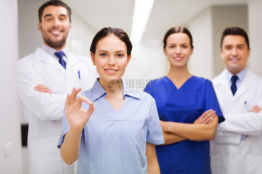 诊所,专业,人,保健医学快乐的医生医生医院走廊OK手标志图片