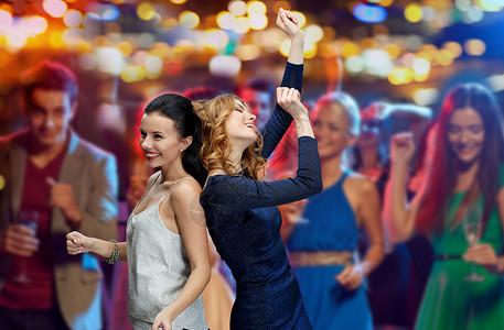 聚会微笑快乐的人们在夜总会迪斯科跳舞的夜灯背景背景