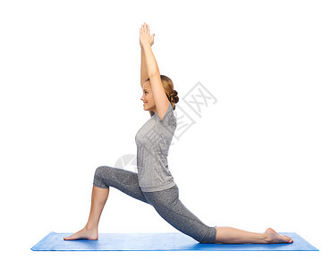健身,运动,人健康的生活方式快乐的女人瑜伽低弓步姿势垫子上图片