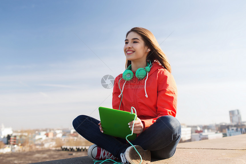 技术,生活方式,音乐人的微笑的轻妇女十几岁的女孩与平板电脑耳机户外图片