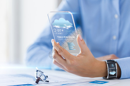 技术,应用,天气,预报人的妇女手透明智能手机与云图标空气温度屏幕办公室图片