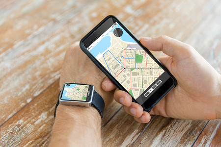 人,现代技术,应用导航男手智能手机佩戴手表与GPS路线图屏幕上图片