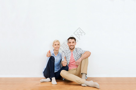 家,人,维修,移动房地产的幸福的夫妇坐地板上,新的地方竖大拇指图片