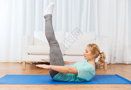 健身,运动,人健康的生活方式妇女家里的垫子上锻炼图片