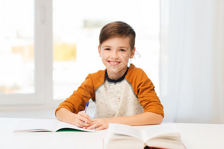 教育,童,人,家庭作业学校的微笑的学生男孩带着书家里写笔记本图片
