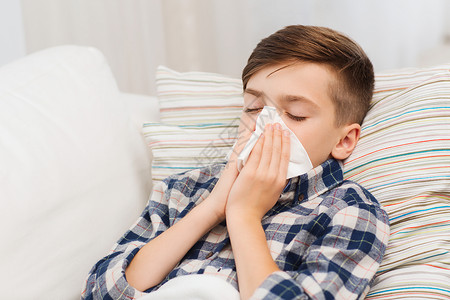 捂鼻子男孩童,医疗,鼻炎,人医学生病的男孩流感躺床上,家里鼻子背景