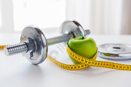 运动,健身,饮食物体的用测量带哑铃绿苹果图片