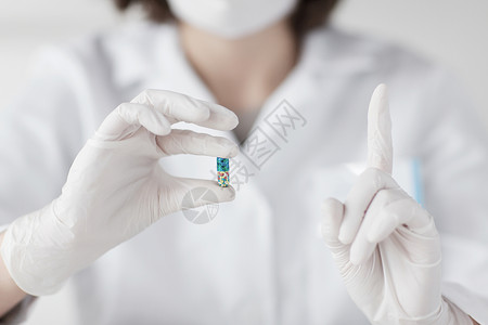 科学化学生物学医学人的轻的女科学家医生实验室里着药丸手指图片