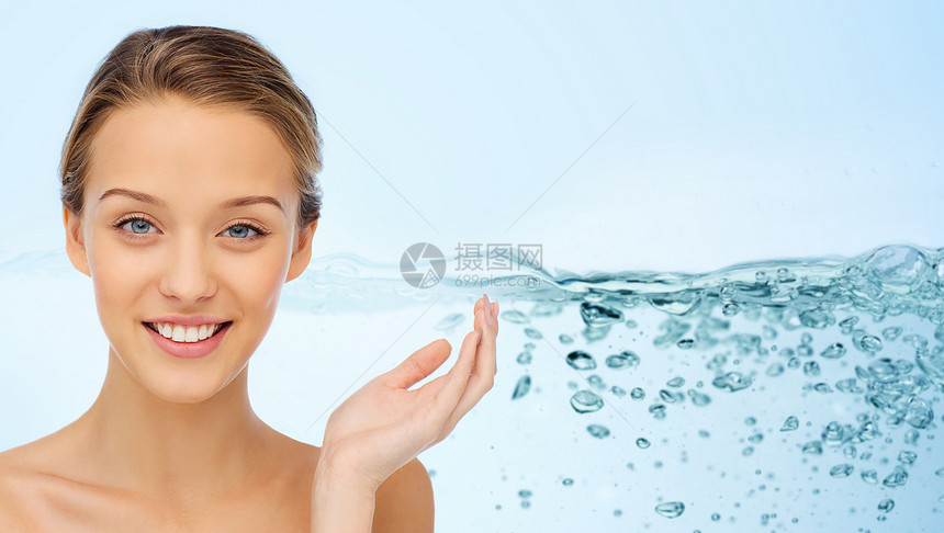 美丽,人,保湿,护肤健康理念微笑的轻女人的脸肩膀水溅的背景图片