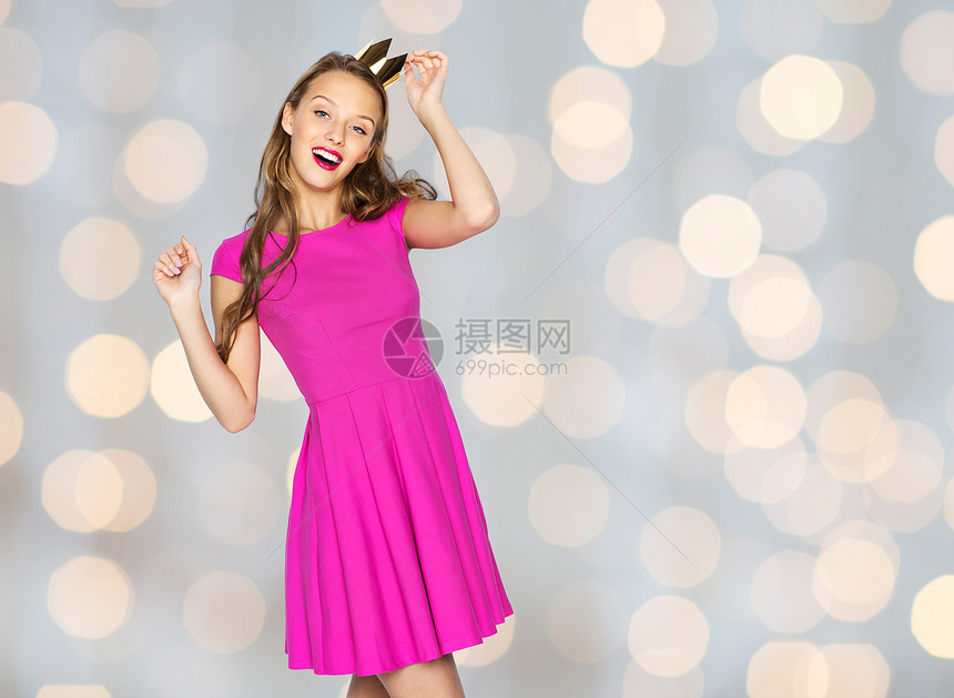 人,假日时尚快乐的轻女人十几岁的女孩穿着粉红色的衣服公主皇冠的灯光背景图片