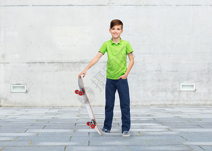 童,休闲,学校人的快乐的微笑男孩与滑板城市街道背景图片