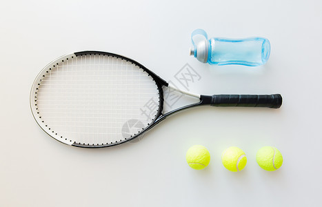 运动,健身,健康的生活方式物体的网球拍与球瓶子图片