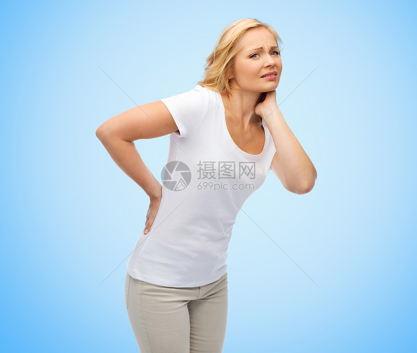 人,医疗,背痛问题幸的中妇女遭受疼痛的背部蓝色背景图片