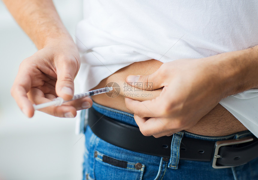 药物,糖尿病,血糖,保健人们的密切的人与注射器制造胰岛素注射给自己家里图片