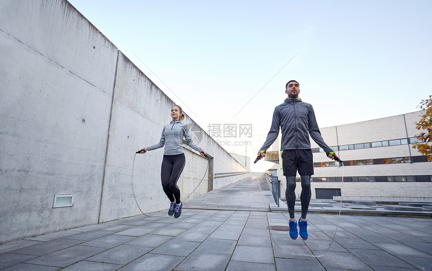 健身,运动,人,锻炼生活方式的男人女人跳绳户外图片