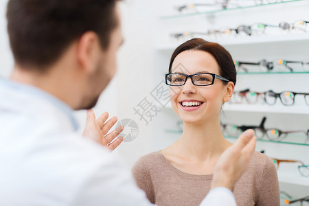 医疗保健,人,视力视力眼镜师妇女眼镜商店图片