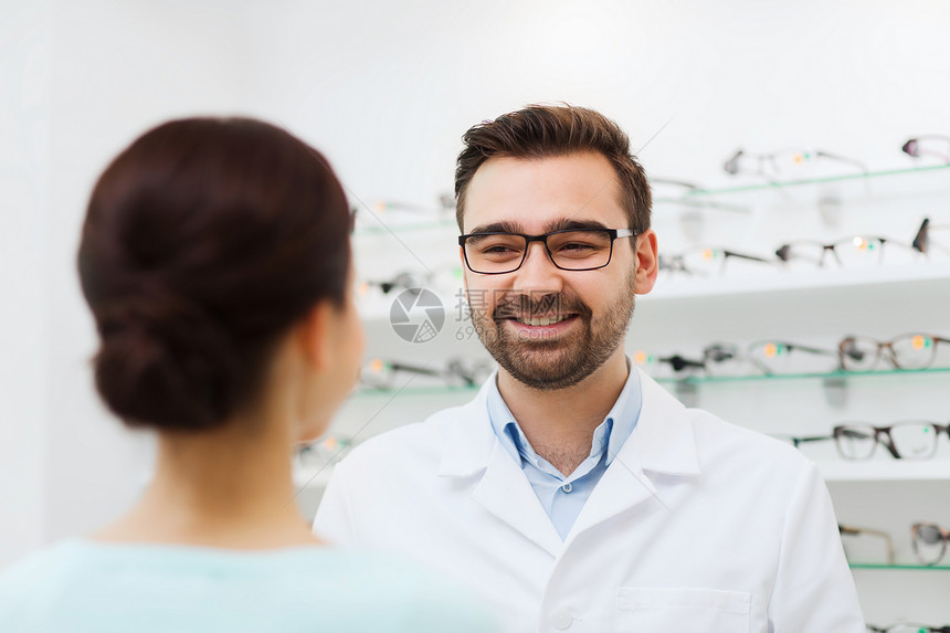 保健,人,视力视力妇女眼镜眼镜店交谈图片