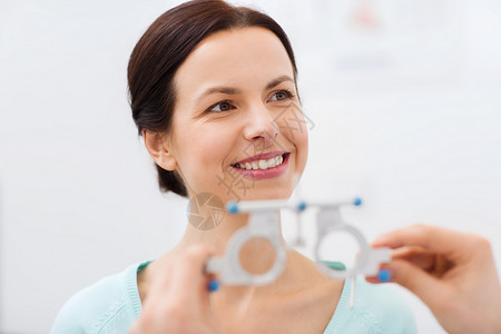 保健,医学,人,视力技术快乐的女人视力测试与试用框架眼科诊所光学商店图片