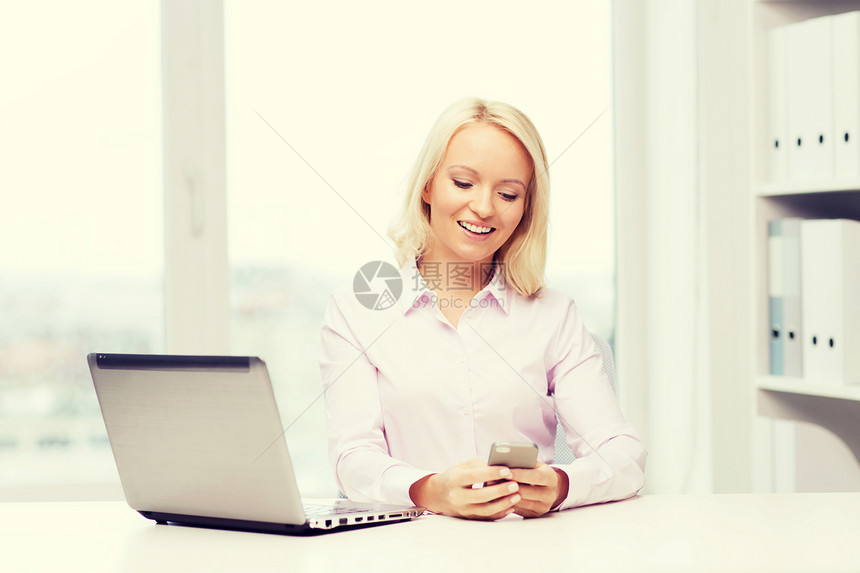 教育商业通信技术微笑的女商人学生办公室用智能手机发短信图片