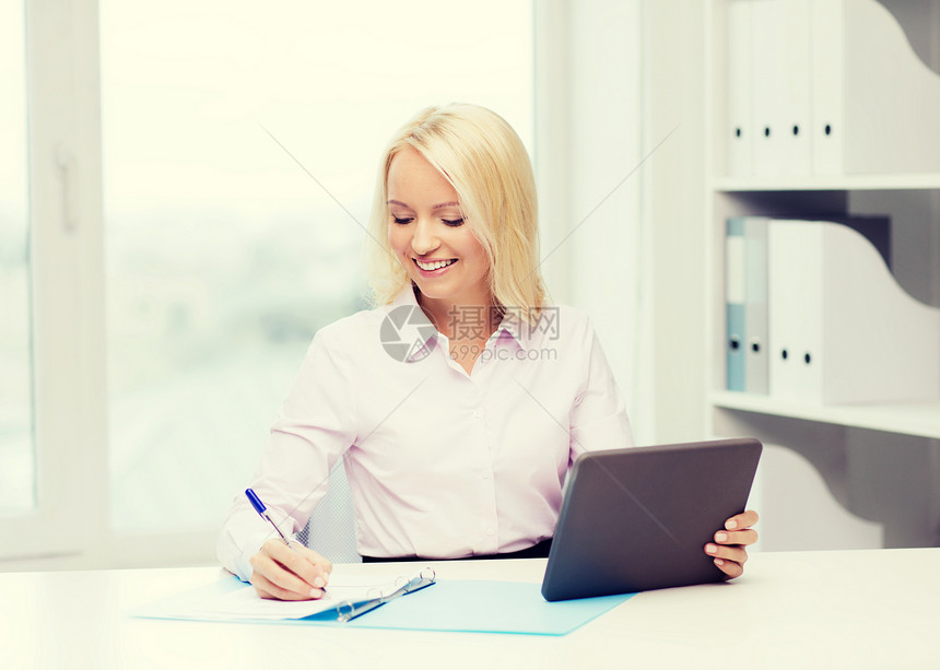 教育,商业技术微笑的女商人与平板电脑电脑填写文件办公室笔记图片