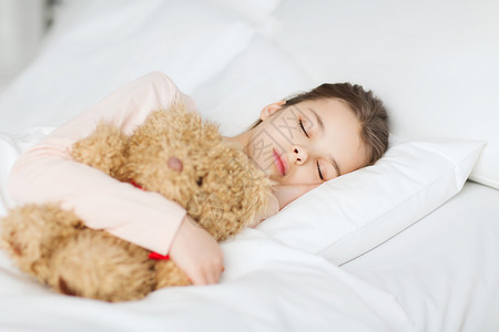 人,童,休息舒适的女孩睡家里的泰迪熊玩具床上图片