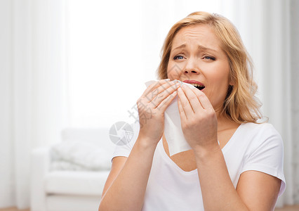 人,保健,鼻炎,感冒过敏的快乐的女人用纸巾打喷嚏的客厅背景图片
