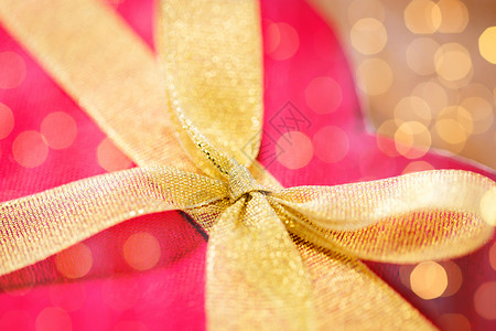 爱情,浪漫,情人节假日红色心形礼品盒与蝴蝶结背景图片