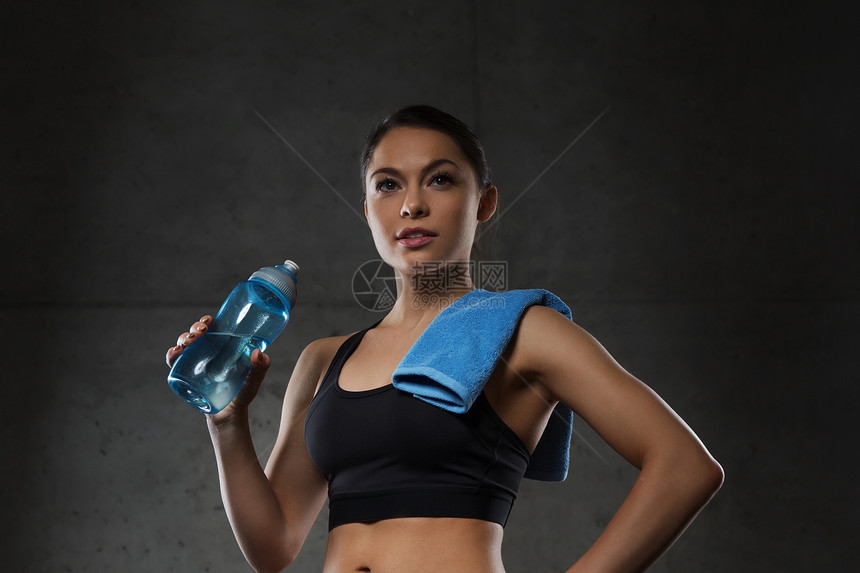 健身,运动,训练,饮料生活方式的妇女用毛巾饮用水瓶子健身房图片