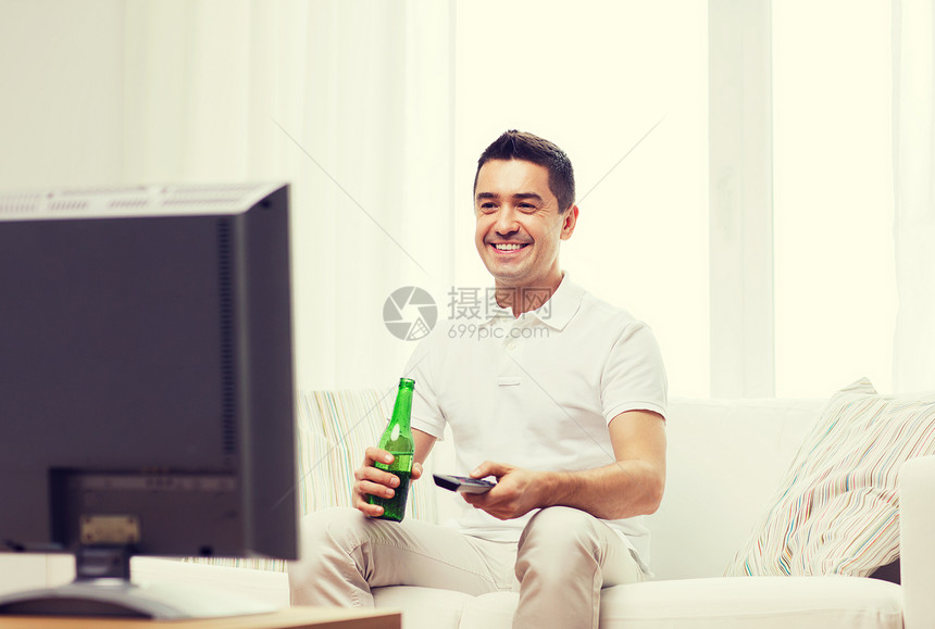 家庭,人,技术娱乐活动微笑的人与遥控器看电视喝啤酒家图片
