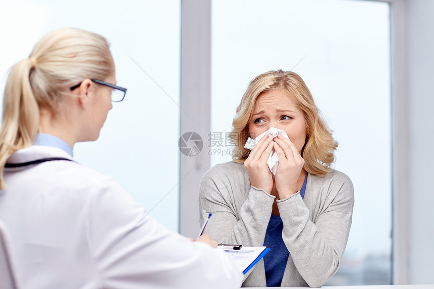 医疗保健,流感,卫生人的医生与生病的妇女医院餐巾纸病人气鼻图片