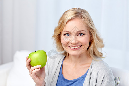 健康饮食,机食品,水果,饮食人的快乐的中妇女与绿色苹果家里图片