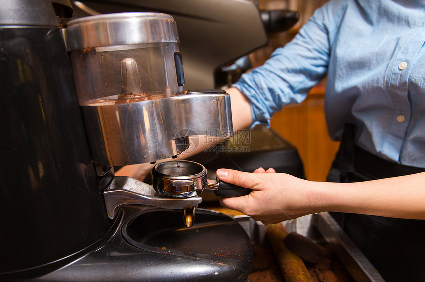 设备,咖啡店,人技术妇女咖啡馆酒吧餐厅厨房用机器煮咖啡图片