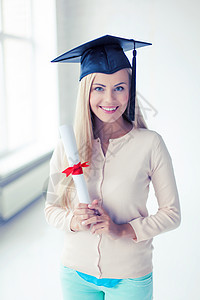 带着证书戴毕业帽的快乐学生证书的毕业帽学生成就高清图片素材