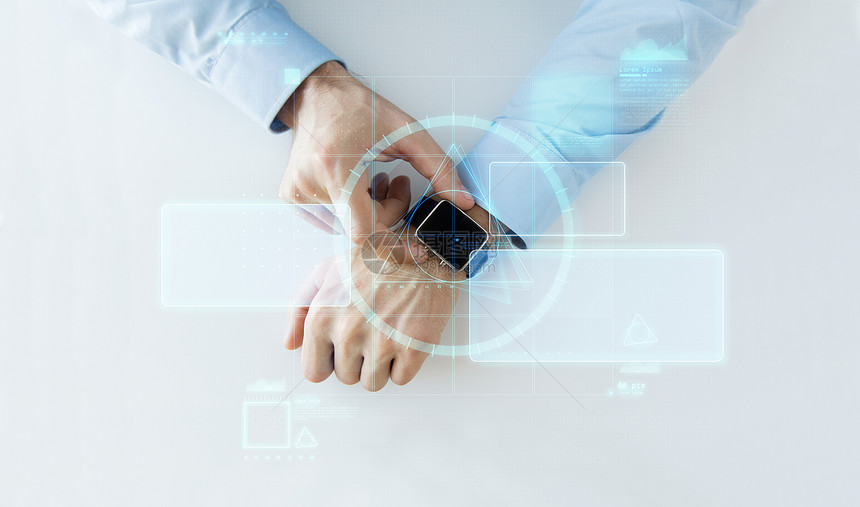 商业,未来的技术人的密切的男手智能手表与虚拟屏幕投影图片