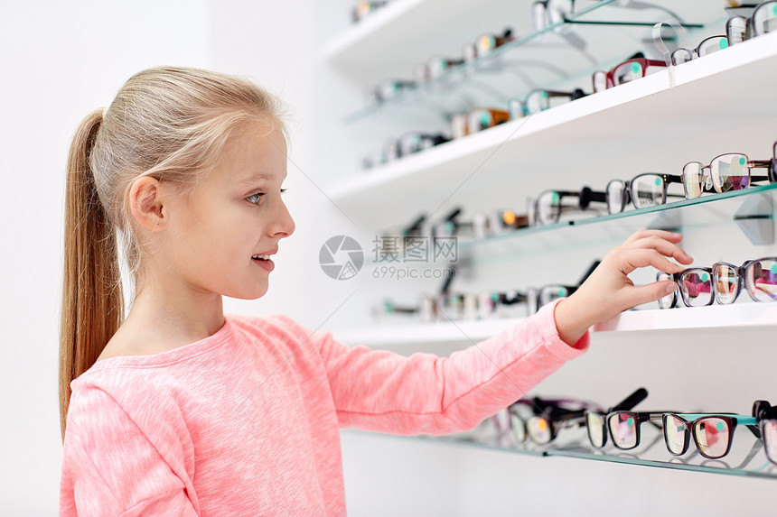 保健,人,视力视力小女孩选择眼镜光学商店图片