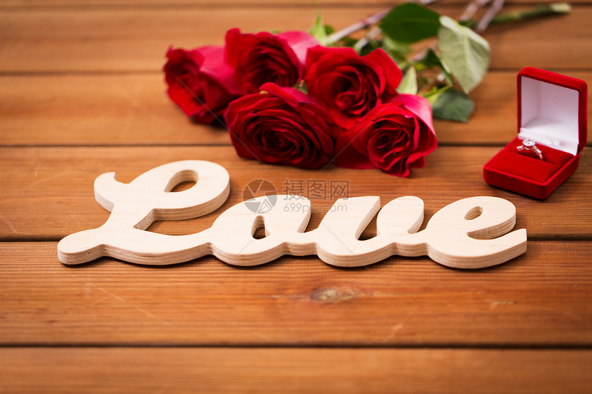 求婚,浪漫,情人节假期的礼品盒与钻石订婚戒指,红色玫瑰字爱的木材图片