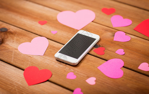 广告,浪漫,情人节假日智能手机心脏木材上图片