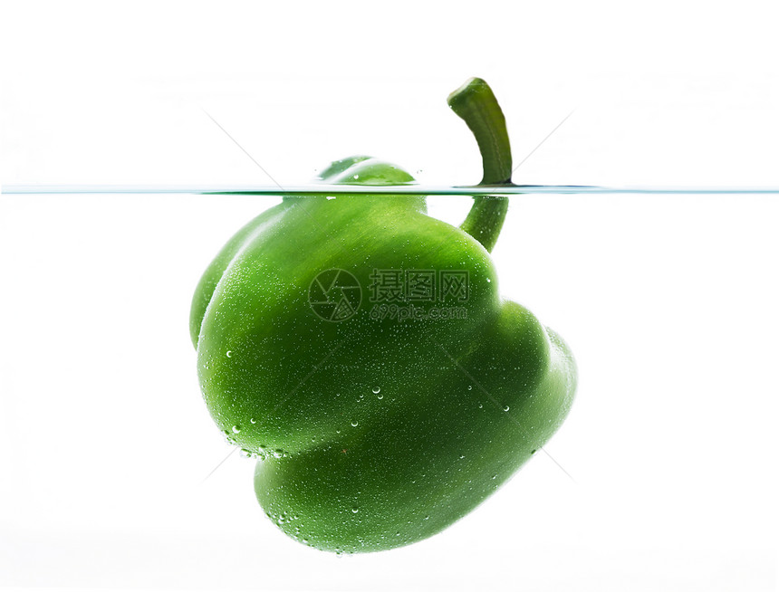 蔬菜,食物健康饮食新鲜的青椒蘸漂浮静水中的白色背景图片
