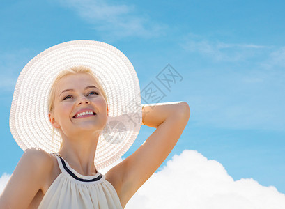 时尚,幸福生活方式的美丽的女人帽子享受夏季户外图片